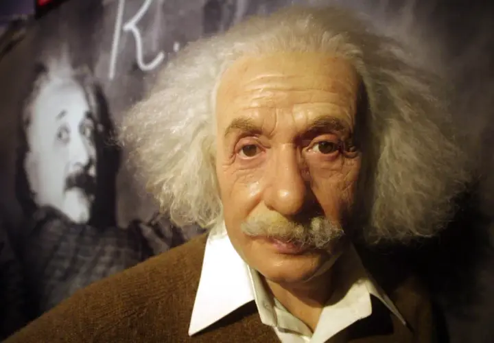 Woskowa figura Alberta Einsteina, z jego charakterystyczną fryzurą i wąsami, przypomina o jego mądrych albert einstein cytaty o ludziach.