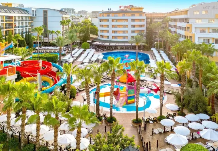 Rajskie wakacje w Seven Seas Palmeras Bay: zjeżdżalnie wodne, baseny i palmy. Idealne miejsce na relaks i zabawę.