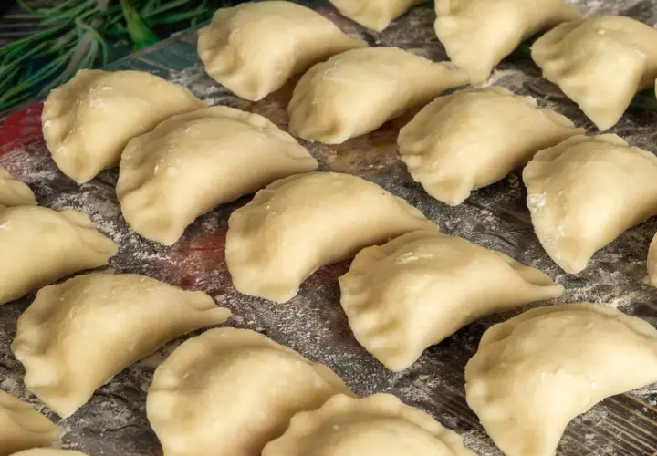 Gotowe do lepienia pierogi, idealne na obiad. Dowiedz się, jak zrobić ciasto na pierogi, by były pyszne!