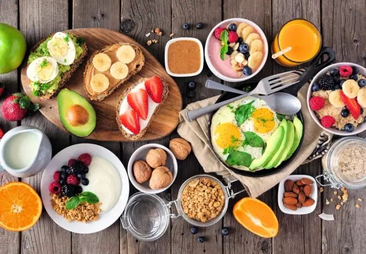 5 pomysłów na szybkie śniadanie: tosty z awokado i jajkiem, bananowe, z truskawkami, owsianka, smoothie bowl i jajecznica.