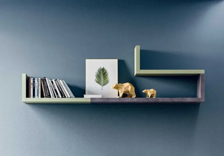 Mensole moderne con libri, un quadro di foglia e orsetti dorati, perfette per fissare mensole al muro con stile.