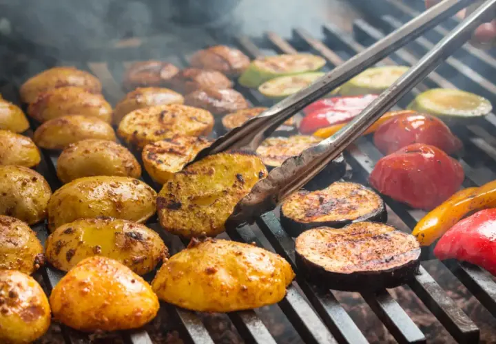 Cebula z grilla: Proste przepisy na pyszne grillowane przekąski