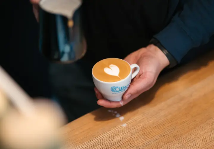 Sekret latte art: Serce na kawie krok po kroku zawsze się uda!