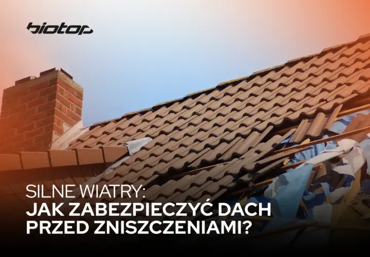 Uszkodzony dach po silnym wietrze, z luźnymi dachówkami i widocznymi elementami konstrukcji. Skrzypiący dach podczas wiatru to sygnał ostrzegawczy.