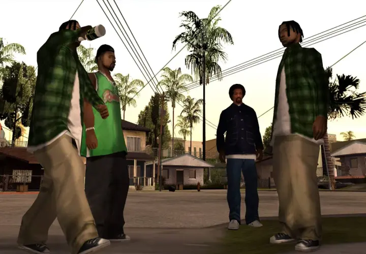 Czterech mężczyzn stoi na ulicy, jeden pije z butelki. Scena z gry GTA San Andreas, idealna do spolszczenia.