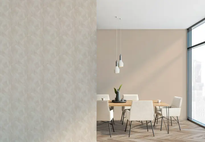 Zwei Tapeten kombinieren: Eine Wand mit geometrischem Muster, daneben ein Essbereich mit schlichter Wandfarbe, Holztisch und Stühlen.