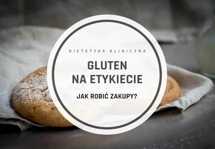 Ciasteczka posypane cukrem pudrem, na tle serwetki i mleka. Tekst: Gluten na etykiecie.