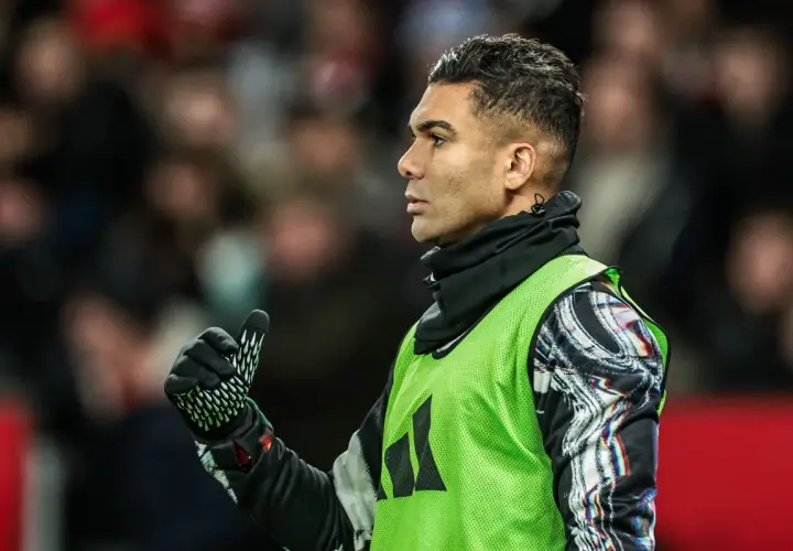 Casemiro w zielonej kamizelce, kciuk w górę. Jego obecność to kluczowy element strategii Manchester United transfery.
