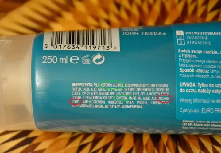 Skład kosmetyku John Frieda zawiera m.in. alkohol denat., który pomaga w aplikacji i szybkim wysychaniu produktu.