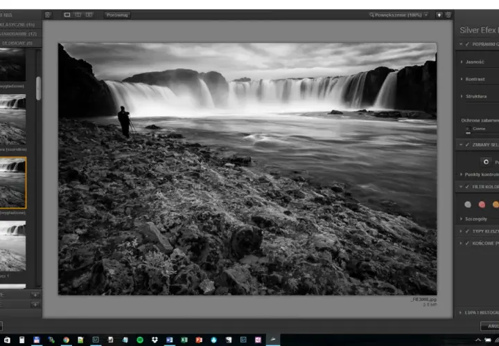 Czarno-biały wodospad z sylwetką fotografa, edytowany w programie z darmowe filtry photoshop.
