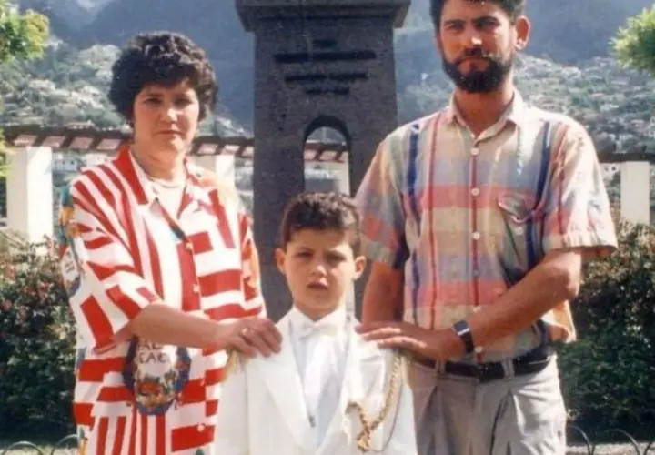 Młody Cristiano Ronaldo w białym garniturze, z rodzicami. Jose Dinis Aveiro, jego ojciec, stoi po prawej.