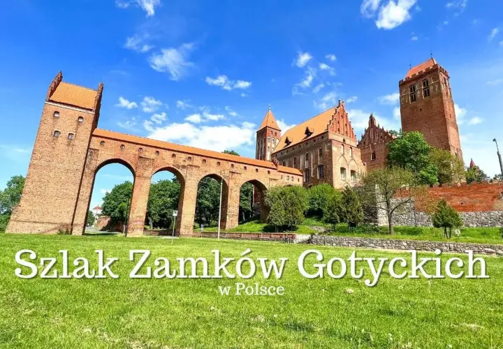 Gotycki zamek z cegły, część szlaku zamków krzyżackich, z charakterystycznym łukowym mostem i wieżą.