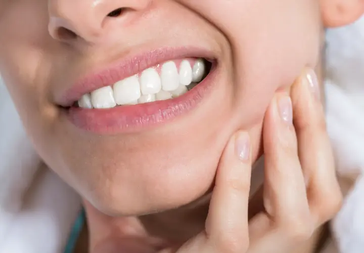 Dente che fa male? La mano sul viso indica il disagio. Cosa prendere x il mal di denti per ritrovare il sorriso.