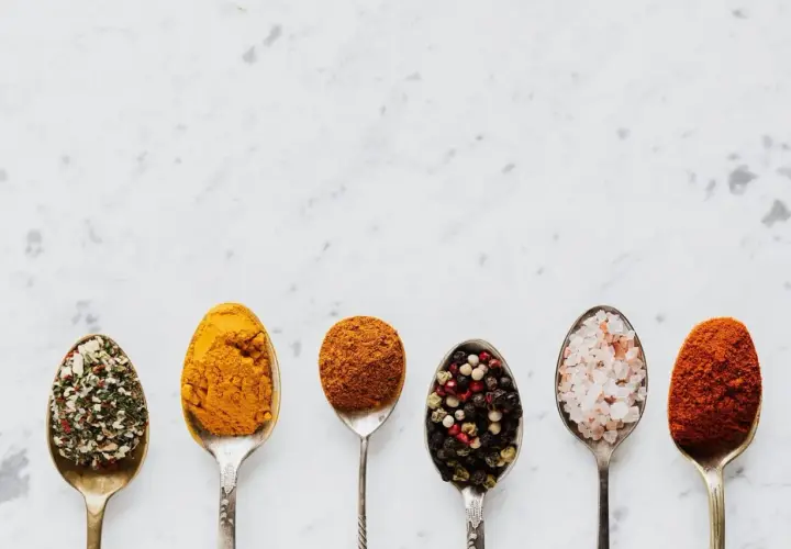 100 g cukru pudru bez wagi? Przeliczniki na szklanki i łyżki!
