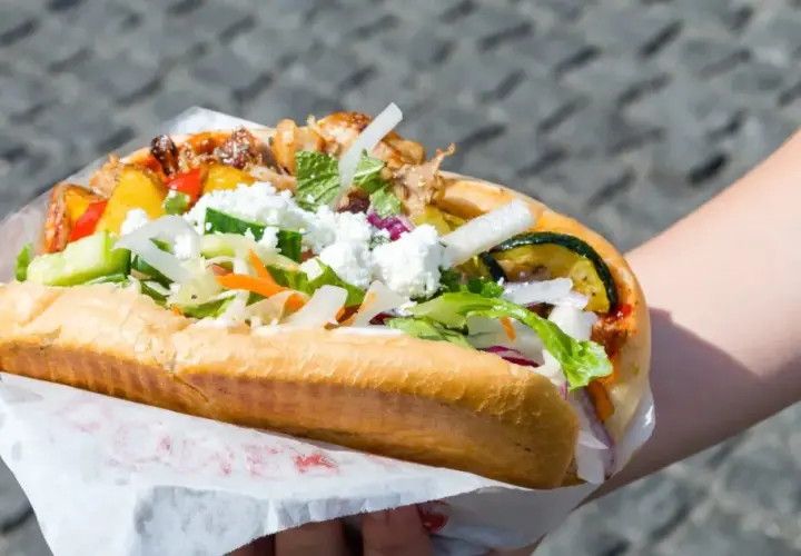 Duży kebab: ile kcal? Sprawdź, jak wybrać lżejszą wersję