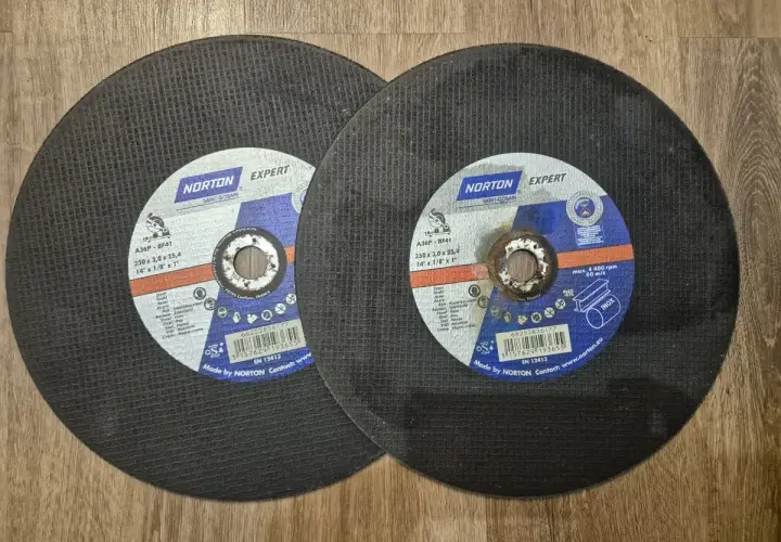 Dwa nowe tarcze Norton Expert, model A36P-BF41, o wymiarach 350x3,0x25,4 mm (14" x 1/8" x 1"). Idealne do cięcia stali i stali nierdzewnej.