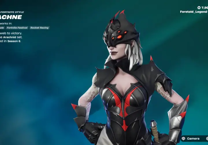 Postać Arachne z Fortnite, w czarnym stroju z czerwonymi akcentami, gotowa do walki.