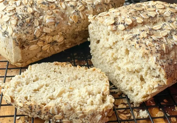 Pyszny chleb z mąki owsianej na drożdżach, posypany płatkami owsianymi i makiem. Idealny na śniadanie.