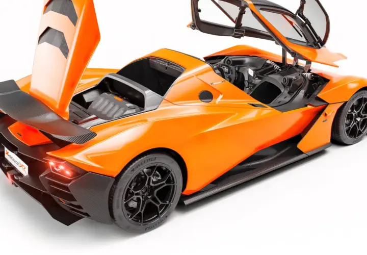 Pomarańczowy KTM X-Bow GT XR z otwartymi drzwiami i maską, ukazujący sportowy design i detale z włókna węglowego.