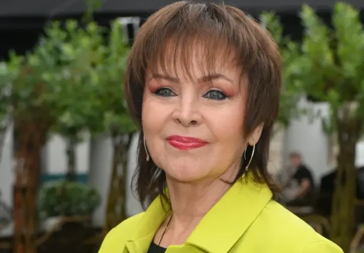 Uśmiechnięta Izabela Trojanowska w limonkowym żakiecie. Wiele osób zastanawia się, ile lat ma Izabela Trojanowska, a ona wciąż zachwyca!
