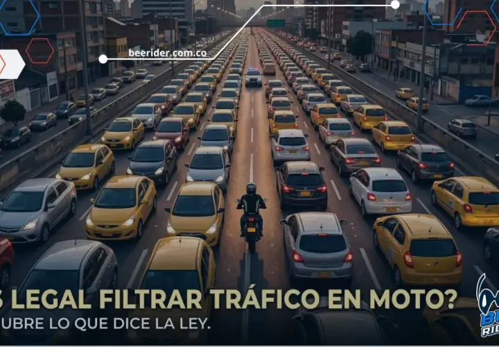 Motociclista se abre paso entre el tráfico denso. ¿Es legal filtrar en moto? Descubre la ley.