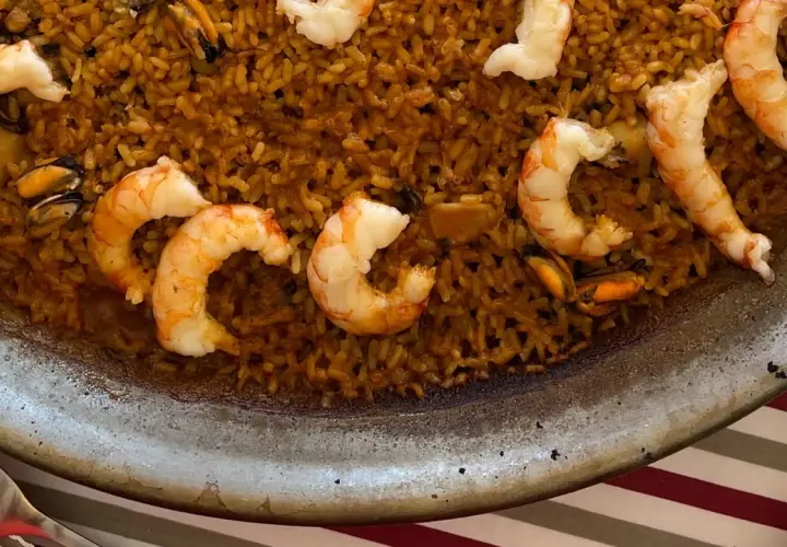 Arroz del senyoret con gambas y mejillones, listo para disfrutar.