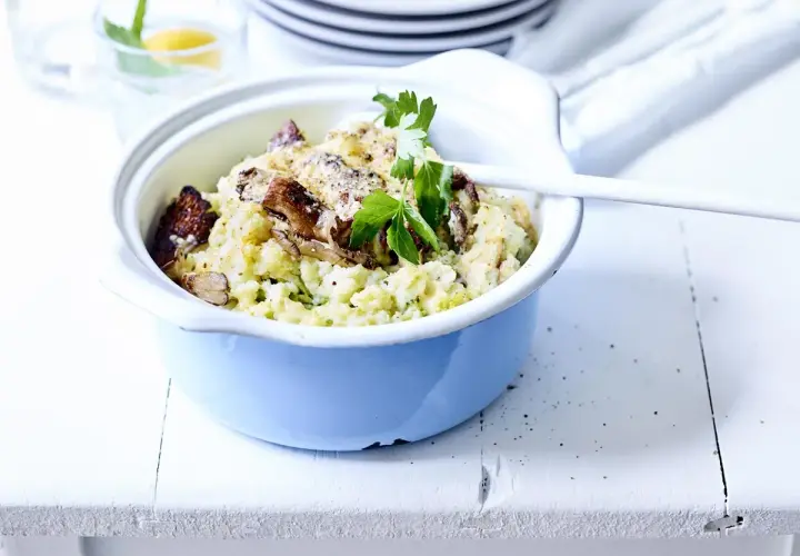 Un plat gratiné aux champignons et purée, prêt à être réchauffé. Peut-on mettre un plat congelé au four ? Oui, ce plat semble parfait pour cela !