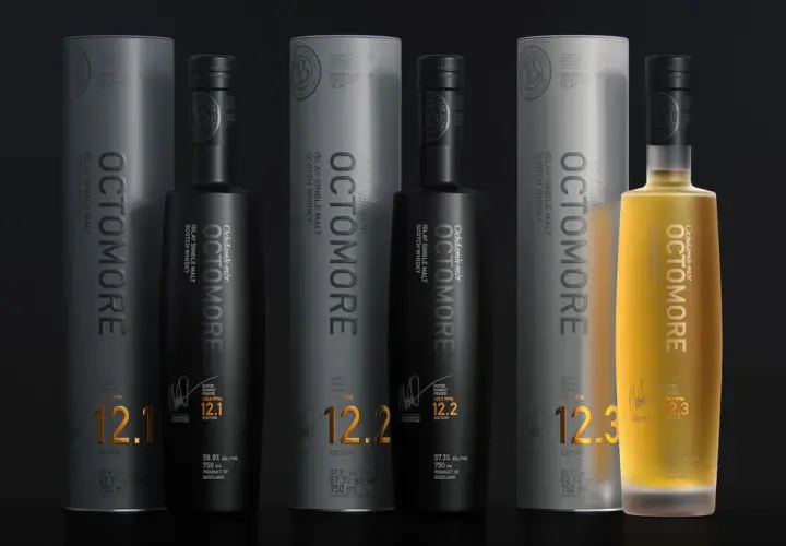 Trois bouteilles d'Octomore, whisky tourbé d'Islay, avec leurs tubes. L'une est dorée, les deux autres noires. Les étiquettes affichent des niveaux de PPM élevés, comme 130.8 PPM.