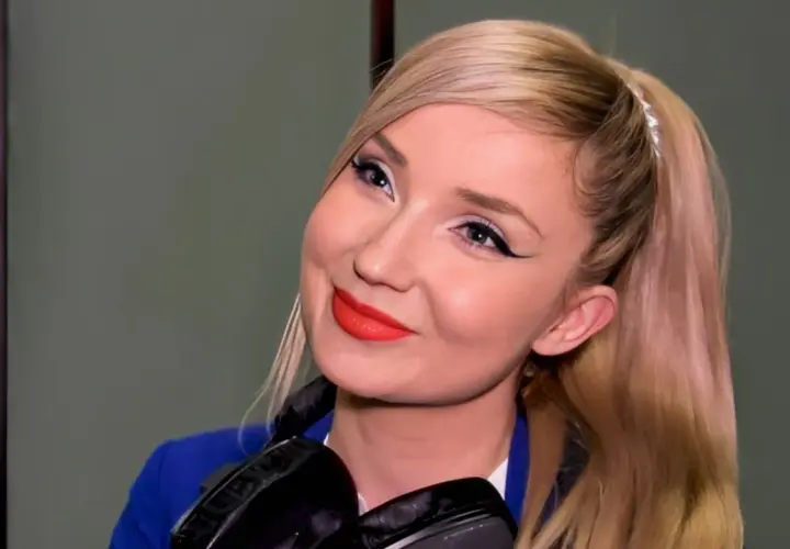 Uśmiechnięta blondynka w słuchawkach, z mocnym makijażem. Ciekawe, ile dzieci ma Cleo, bo wygląda na bardzo energiczną!