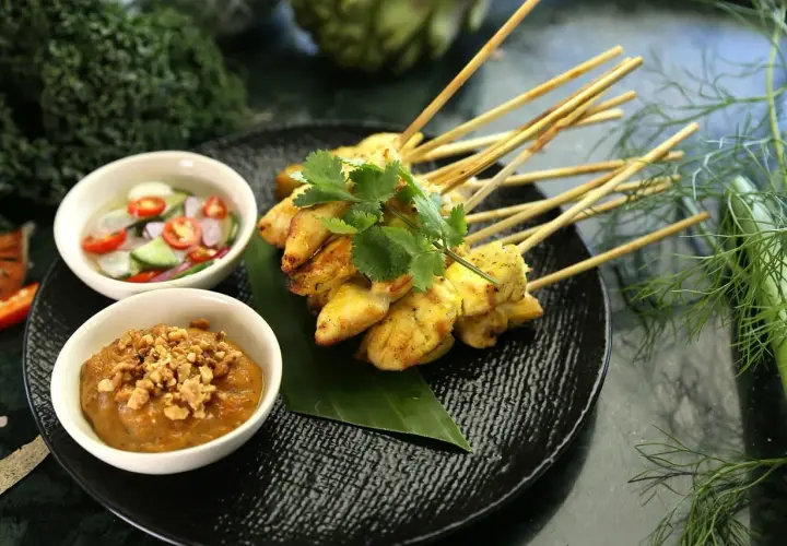 Kurczak satay na patyczkach, idealny do diety bez glutenu i laktozy. Przepisy na takie dania są łatwe i smaczne.
