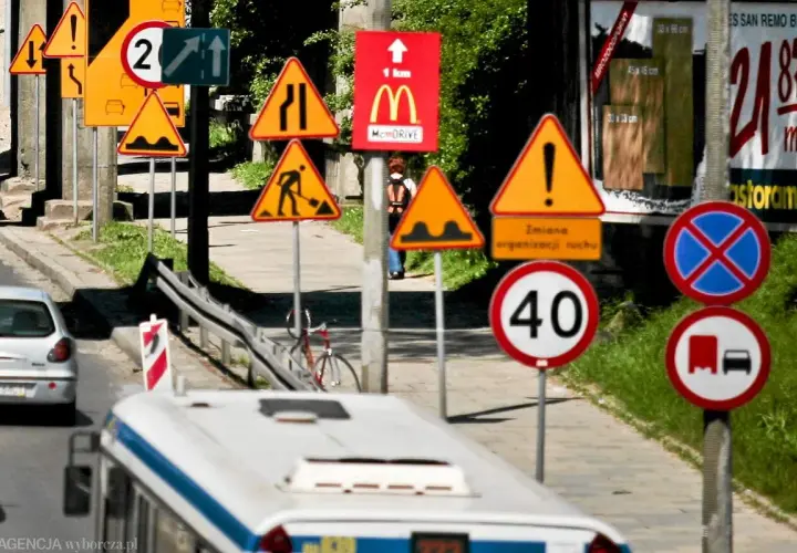 Kto stawia znaki drogowe na osiedlu? Poznaj swoje prawa!