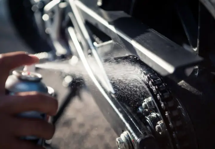 Łańcuch motocyklowy: Czym czyścić, a czego unikać?