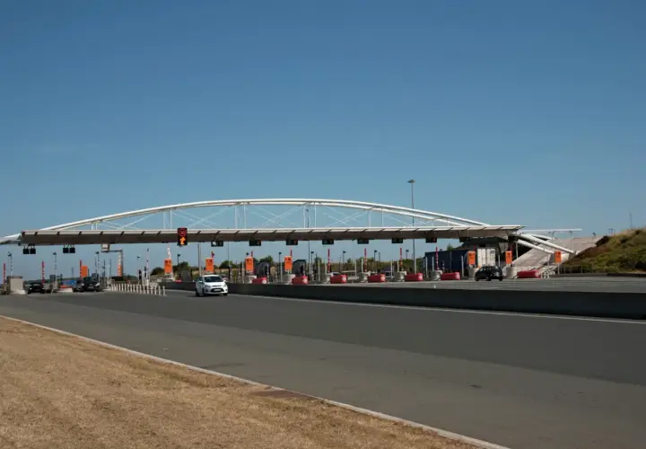 Płatne autostrady we Francji: szlabany na bramkach poboru opłat, przez które przejeżdżają samochody.