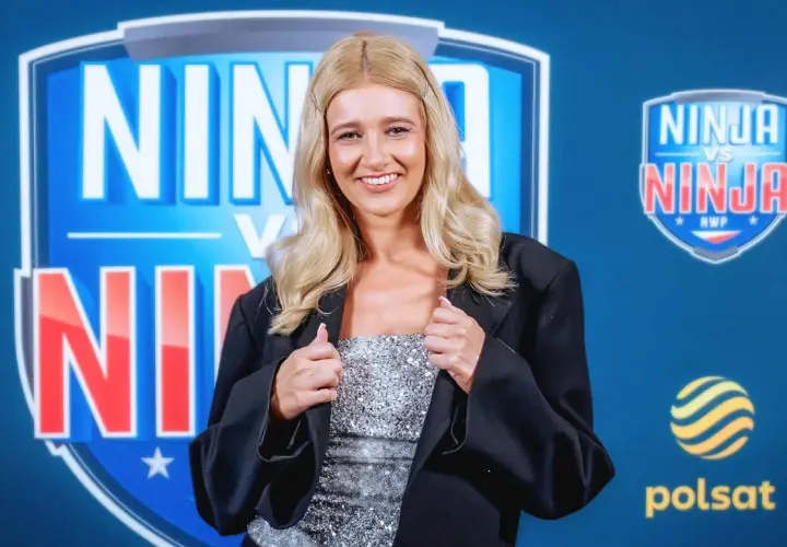 Marta Ćwiertniewicz, młoda gwiazda Ninja Warrior, w błyszczącej kreacji i marynarce. Jej wiek to tajemnica, ale uśmiech mówi wszystko!