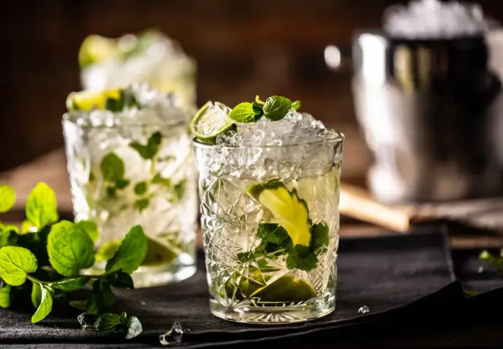Drinki z limonką: 10+ przepisów na hity alkoholowe i bezalkoholowe!