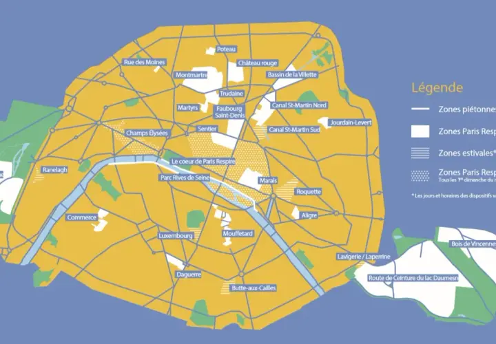 Mapa Paryża z zaznaczonymi strefami ograniczeń ruchu samochodowego i legendą.