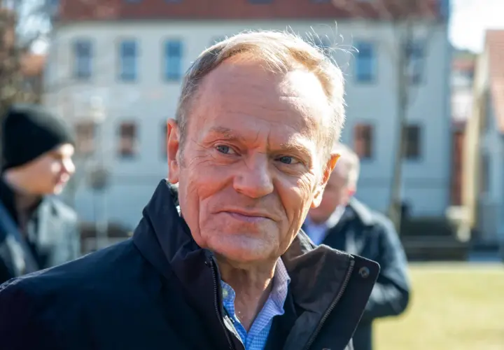 Portret polityka, który wygląda jakby zastanawiał się, kiedy urodził się Donald Tusk.