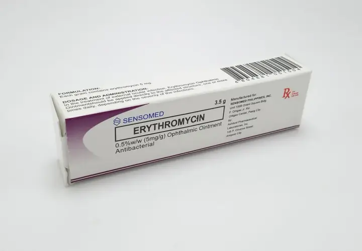 Opakowanie maści do oczu Sensomed Erytromycyna 0.5% w/w (5mg/g) z antybakteryjnym działaniem.