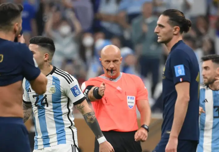 Sędzia przerywa grę, gdy zawodnicy reprezentacji Argentyny i Francji dyskutują.