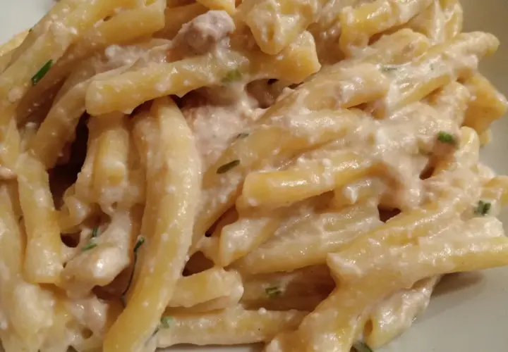 Pyszne makaron strozzapreti w kremowym sosie, posypane szczypiorkiem.