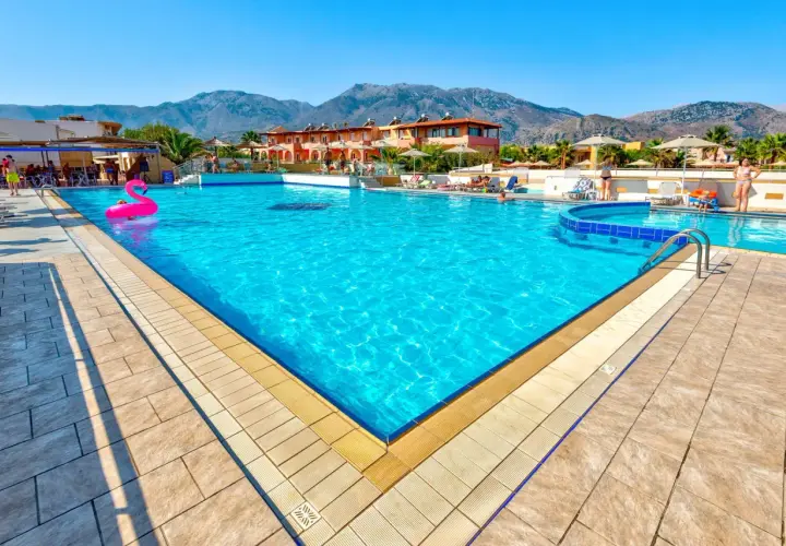 Basen z flamingiem i leżakami, idealne miejsce na wakacje. Kavros beach opinie potwierdzają, że to raj dla urlopowiczów.