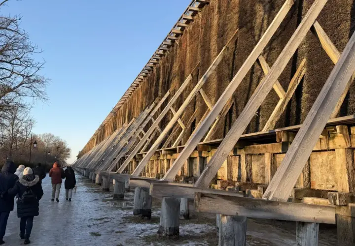 Tężnie w Ciechocinku zimą, ludzie spacerują po zaśnieżonej ścieżce.