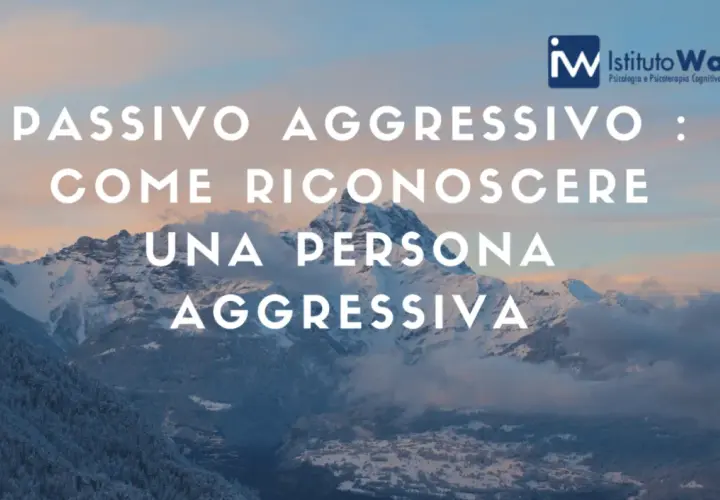 Montagne innevate con testo: "Passivo aggressivo: come riconoscere una persona aggressiva".