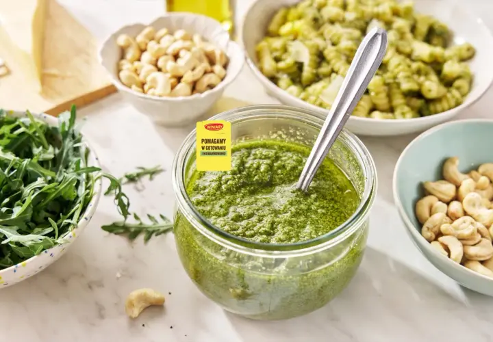 Pesto z rukoli, orzechy nerkowca, rukola i makaron – składniki do pysznego dania.