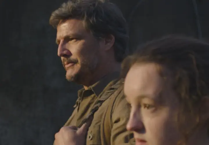 Joel i Ellie z serialu The Last of Us na tle ciemnej ściany.