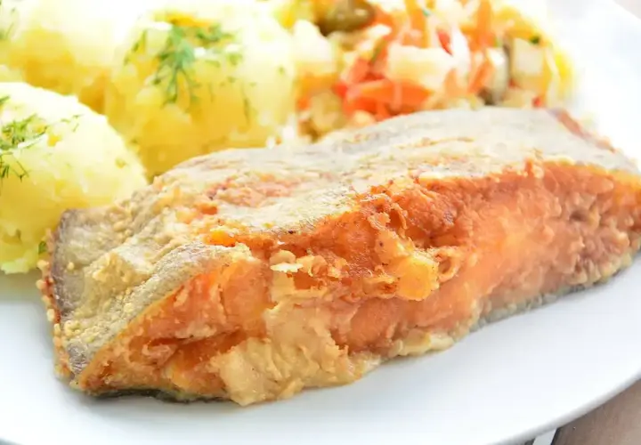 Złocisty halibut smażony, podany z ziemniakami i surówką. Pyszny obiad gotowy!