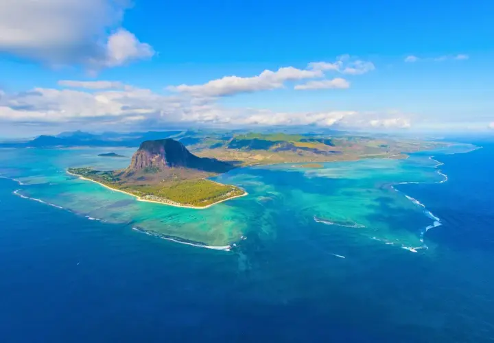 Piękny widok na Mauritius z górą Le Morne Brabant. Idealny czas, kiedy jechać na Mauritius, to okres od maja do grudnia.