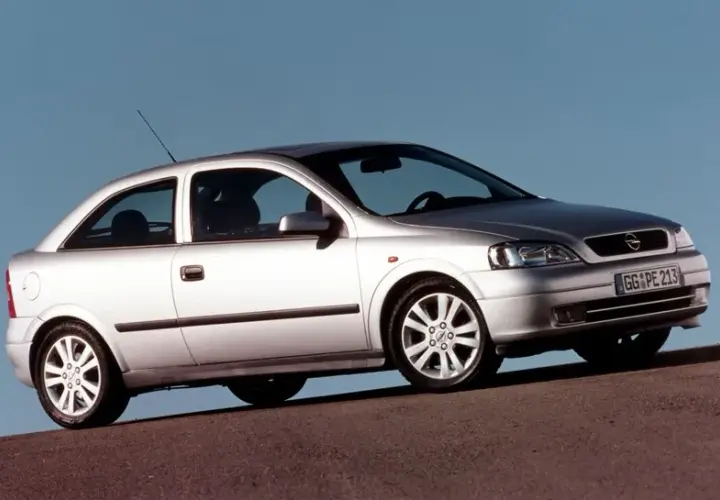 Bezpieczniki w Opel Astra G - Gdzie ich szukać, by uniknąć problemów