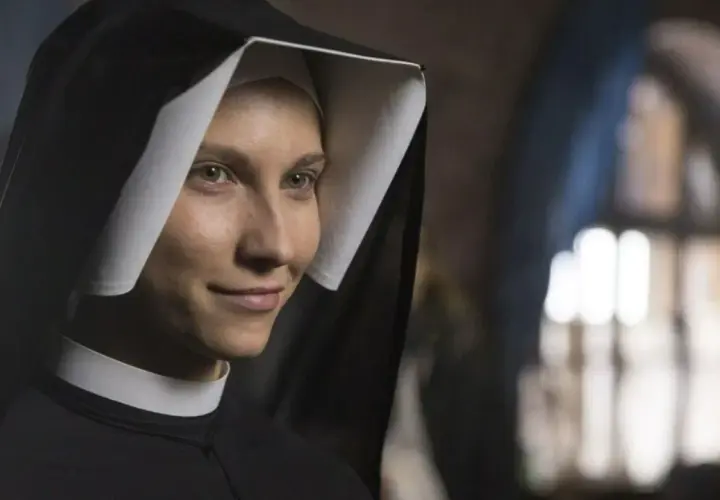 Aktorka w stroju zakonnicy, uśmiecha się. To ujęcie z filmu "Faustyna" (film) obsada.