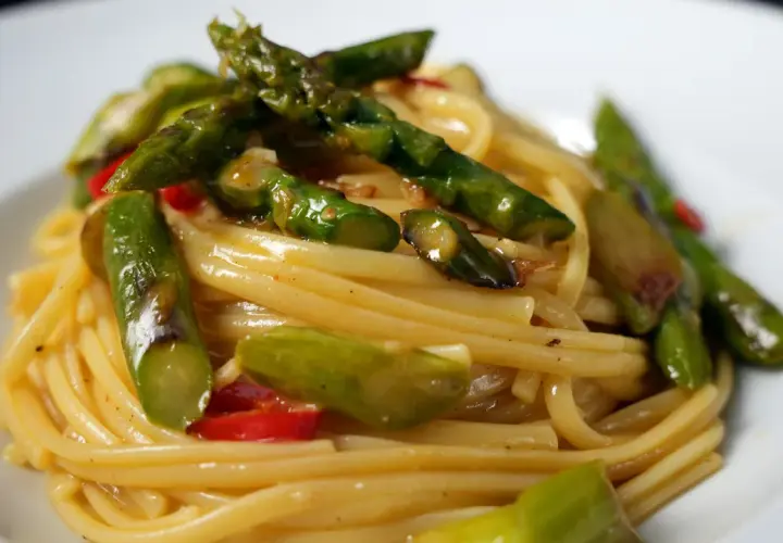 Spaghetti mit Spargel und einer cremigen Sauce, eine köstliche Spargel Carbonara.